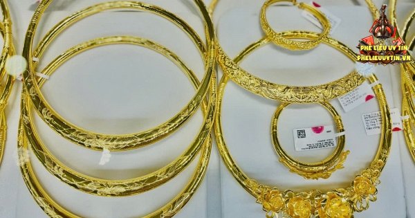 [Giá vàng hôm nay (5/9) trên thế giới giảm sâu trong khi thị trường vàng trong nước đồng loạt tăng mạnh giá vàng miếng và giá vàng nhẫn.