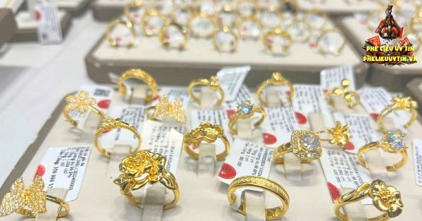 [Giá vàng hôm nay (4/9) tiếp tục tăng mạnh, lên quanh 4.460 USD/ounce, khi đồng USD và lợi suất trái phiếu Kho bạc Mỹ hạ nhiệt.