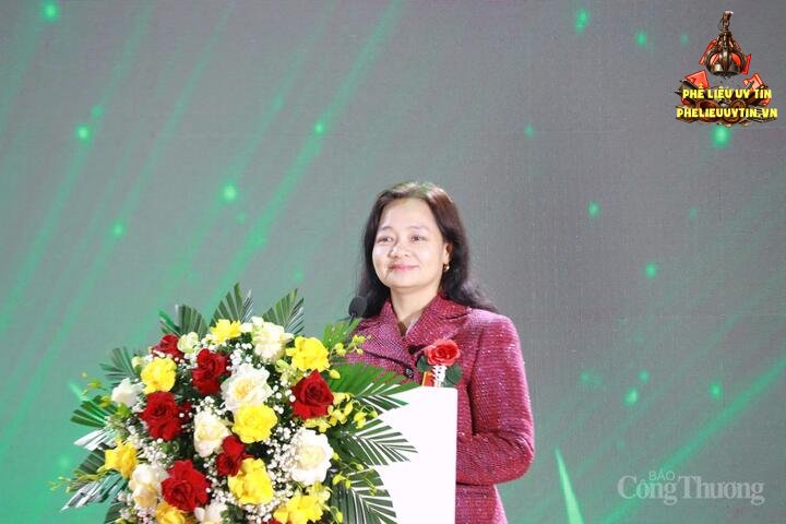 Bà Nguyễn Thị Lâm Giang, Cục trưởng Cục Đổi mới sáng tạo, Chuyển đổi xanh và Khuyến công phát biểu khai mạc hội chợ. Ảnh: Thanh Tuấn