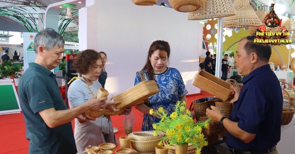 [Sản phẩm công nghiệp nông thôn hôm nay là kết tinh của trí sáng tạo và bản sắc dân tộc, khẳng định sức sống bền bỉ của làng nghề Việt trên con đường hội nhập.