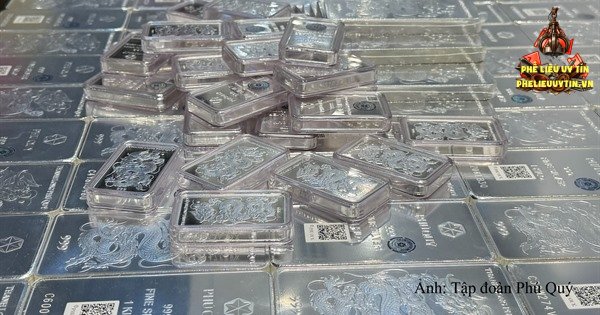 [Giá bạc hôm nay (23/10/2026), giá bạc giảm khi kỳ vọng Fed thắt chặt chính sách tiền tệ và lo ngại nhu cầu công nghiệp suy yếu gây sức ép lên giá.