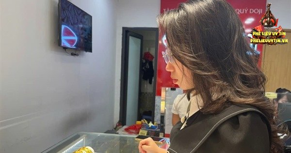 [Giá vàng hôm nay (26/10) lao dốc mạnh, rơi khỏi mốc 4.000 USD/ounce. Tâm lý bi quan đang gia tăng trong giới chuyên gia sau đợt giảm mạnh của kim loại quý.