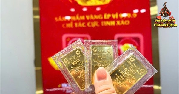 [Giá vàng hôm nay (28/10) tại thị trường trong nước bất ngờ đảo chiều tăng trở lại, theo đà phục hồi của giá vàng thế giới.