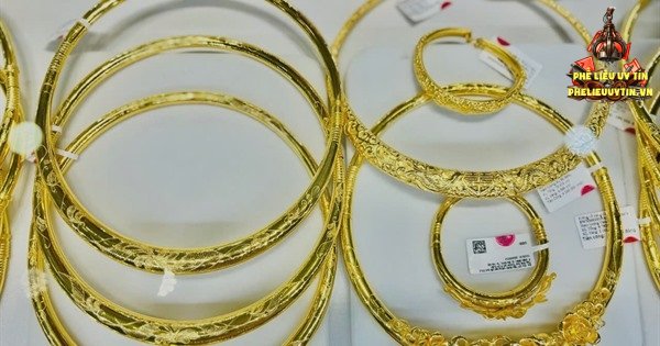 1793432586_Gia-vang-hom-nay-3110-tren-the-gioi-giam-xuongjpg - Thu Mua Phế Liệu Uy Tín Khu Vực TP.HCM & Các Tỉnh Lân Cận - Cân Điện Tử Minh Bạch [Giá vàng hôm nay (31/10) trên thế giới giảm xuống dưới mốc 4.000 USD/ounce, kéo vàng miếng SJC và vàng nhẫn trong nước đồng loạt đi xuống.